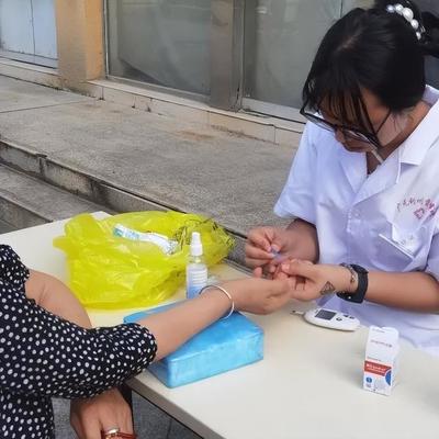 雪峰寺社區(qū)聯(lián)合雪峰醫(yī)院開展進(jìn)社區(qū)義診活動(dòng)，提供健康咨詢服務(wù)