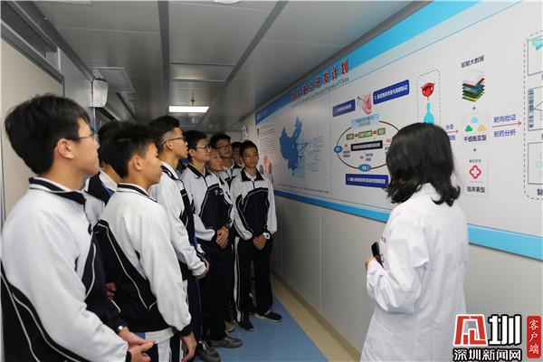 探索“教衛(wèi)融合” 羅湖高中生穿上白大褂，體驗(yàn)健康咨詢服務(wù)