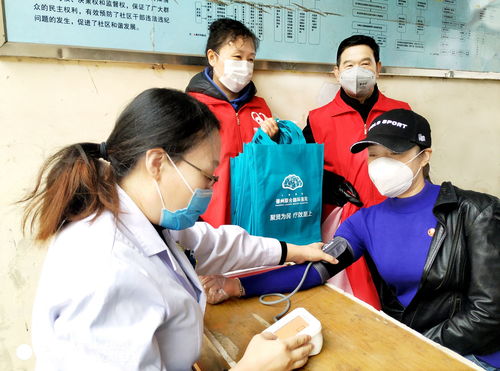 送健康服務(wù)，開展健康咨詢，筑牢群眾健康防線